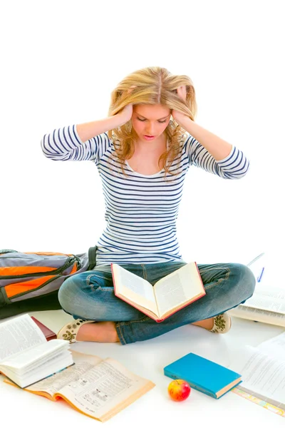 Έφηβος κορίτσι που κάθεται στο πάτωμα ανάμεσα σε σχολικά βιβλία και σπουδές σκληρά — Φωτογραφία Αρχείου