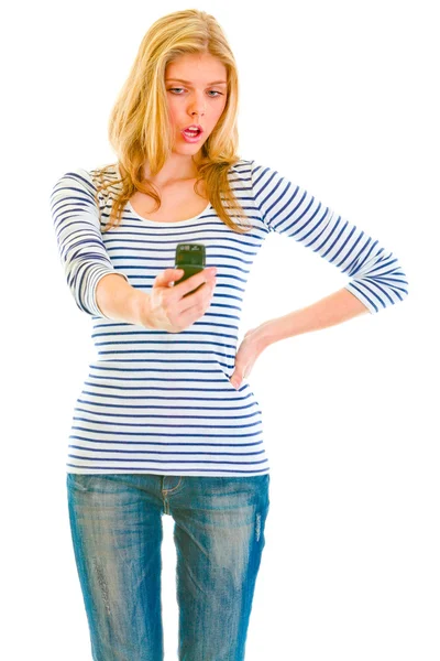 Surprised teen girl looking on mobile phone — Stock Photo, Image