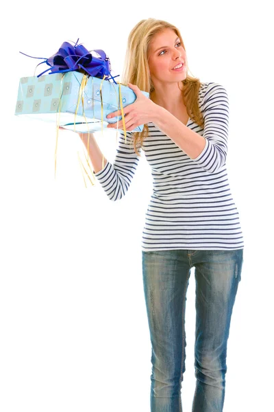 Zainteresowany teen dziewczyna drżenie pudełko starając się odgadnąć, co w — Zdjęcie stockowe