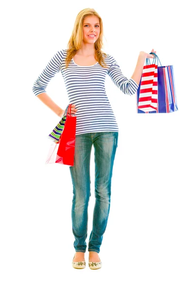 Ganzkörperporträt eines glücklichen Teenie-Mädchens mit Einkaufstaschen — Stockfoto