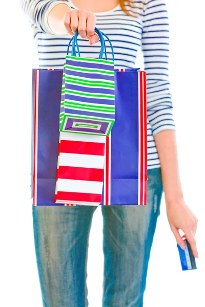 Tiener meisje met credit card geven shopping tassen — Stockfoto