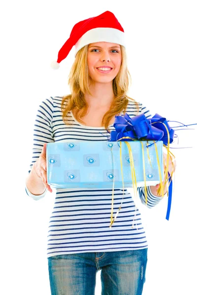 Hübsche teen Mädchen in Weihnachtsmann-Hut präsentiert Geschenk — Stockfoto