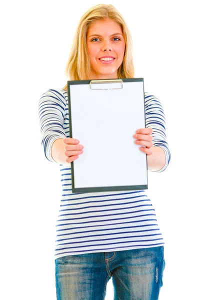Smiling beautiful teen girl showing blank clipboard — Stock Photo, Image