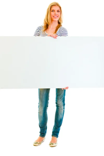 Full längd porträtt av teen flicka håller Tom billboard — Stockfoto