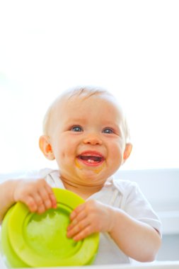 plaka ile oynarken lekeli gülümseyen kız bebek yemek