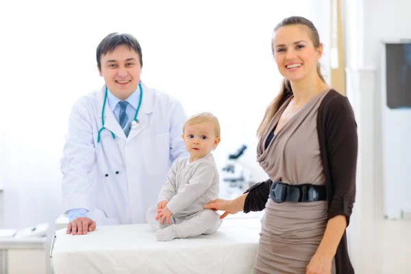 Mor och barn på undersökning vid pediatrisk skåp — Stockfoto
