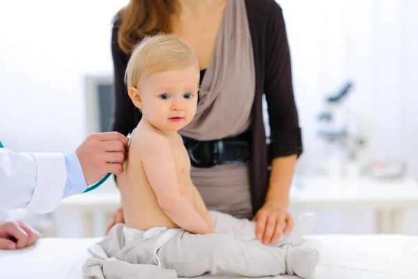 Retrato de un bebé encantador siendo revisado por un pediatra usando un st — Foto de Stock
