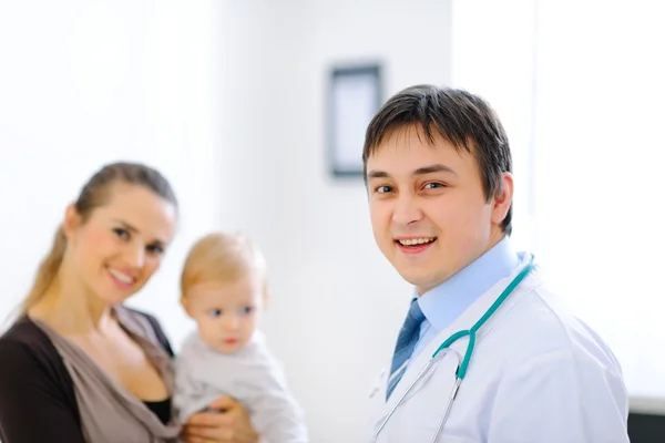 Retrato de médico pediátrico y madre sonriente con un bebé encantador — Foto de Stock