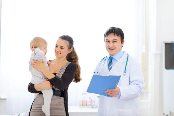 Mor och barn på undersökning på barnläkare skåp — Stockfoto