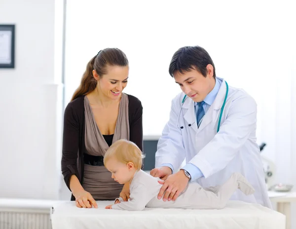 Schattige baby wordt gecontroleerd door een pediatrische arts — Stockfoto