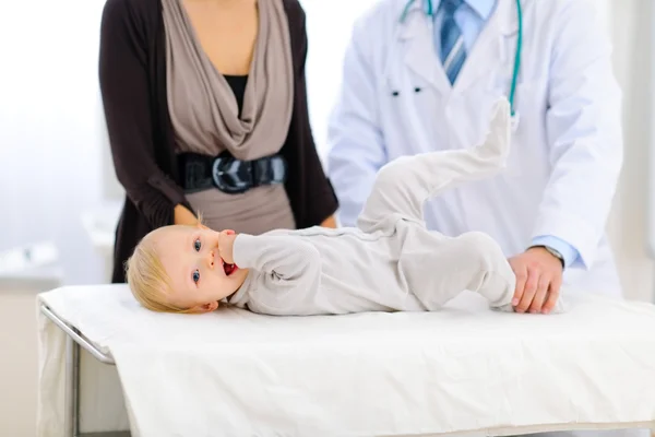 Portrait d'un bébé mignon posé sur la table au cabinet de pédiatres — Photo