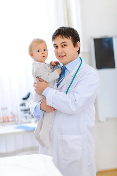小児科医の手に幸せなかわいい赤ちゃんの肖像画 — ストック写真