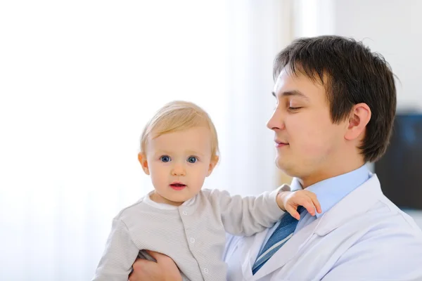 Retrato de adorable bebé en manos de pediatra —  Fotos de Stock