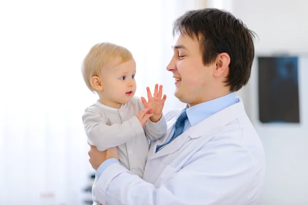 Retrato de pediatra com bebê a mãos — Fotografia de Stock