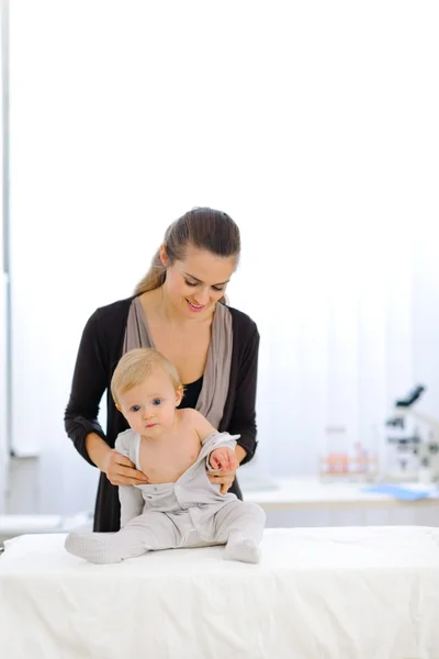 Madre spogliarsi bambino a gabinetto pediatri — Foto Stock