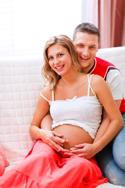 Retrato da bela mulher grávida e seu marido — Fotografia de Stock