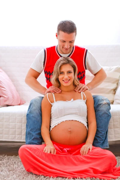 年轻人做按摩他怀孕的妻子 — 图库照片