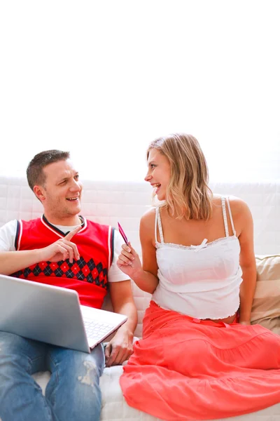 Счастливая молодая беременная женщина с мужем ходить по магазинам в Интернете — стоковое фото