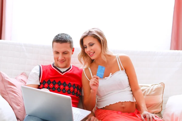 Glückliche junge schwangere Frau mit Ehemann beim Online-Einkauf — Stockfoto
