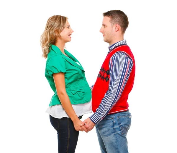 Lächelnde Schwangere mit Ehemann — Stockfoto