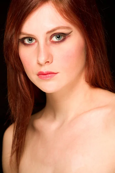 Portret van rood haar mooi meisje — Stockfoto