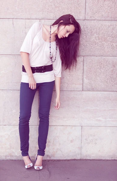 Full längd mode flicka poserar på gatan — Stockfoto