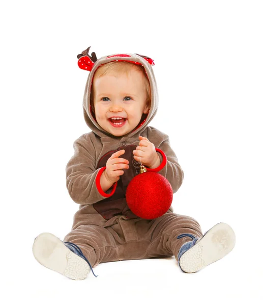 Retrato de bebé encantador feliz jugando con la bola de Navidad —  Fotos de Stock