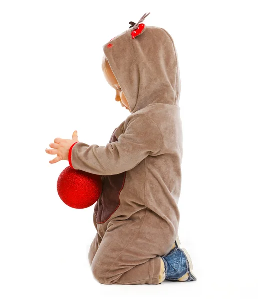 Bébé jouant avec boule de Noël dans le profil — Photo