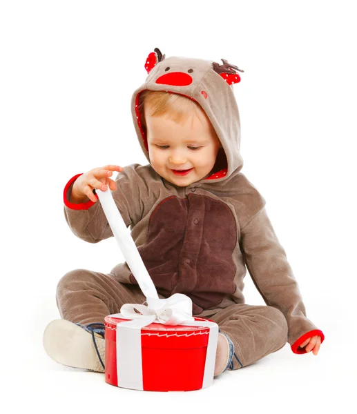 Portrét šťastný roztomilý miminko otevírání vánoční krabičce — Stock fotografie