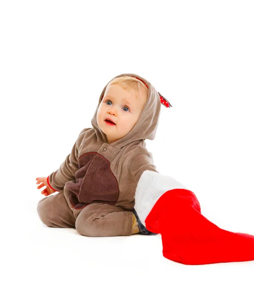 Curioso bebê adorável olhar o que está dentro da meia de Santa — Fotografia de Stock