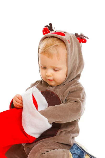 Meraklı şirin bebek Noel çorap ele alıyor. — Stok fotoğraf