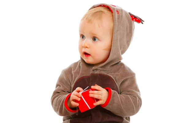Bebê lindo com pequena caixa de presente de Natal olhando no canto — Fotografia de Stock