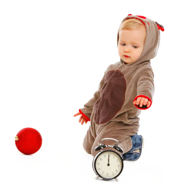Lindo bebé jugando con despertador y bola de Navidad —  Fotos de Stock