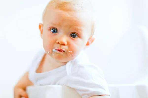 Comer manchado bebê bonito impressionantemente olhando — Fotografia de Stock