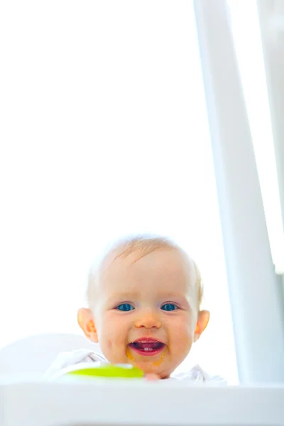 Comer manchado sorrindo bebê menina — Fotografia de Stock