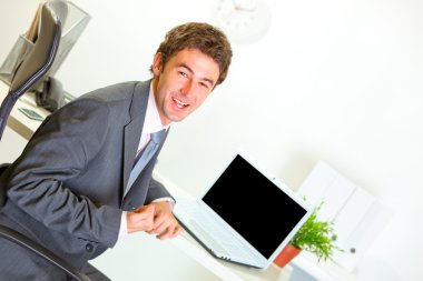 ofis masa başında oturan ve Evet ges gösterilen memnun işadamı