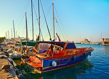 bir sürü iskelede demirli yatlar