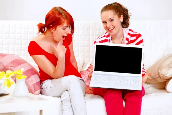 Dos novias alegres mostrando ordenadores portátiles pantalla en blanco — Foto de Stock