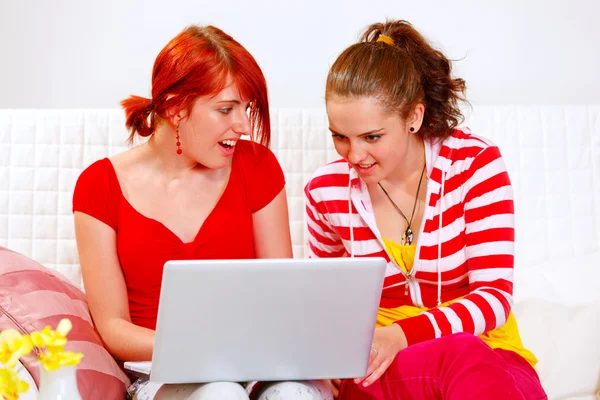 Interessierte Freundinnen schauen in Laptop — Stockfoto