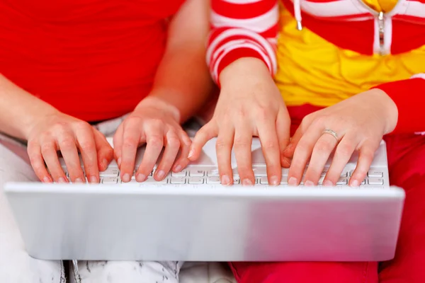 Két barátnő használ laptop. Közelkép a kezek — Stock Fotó