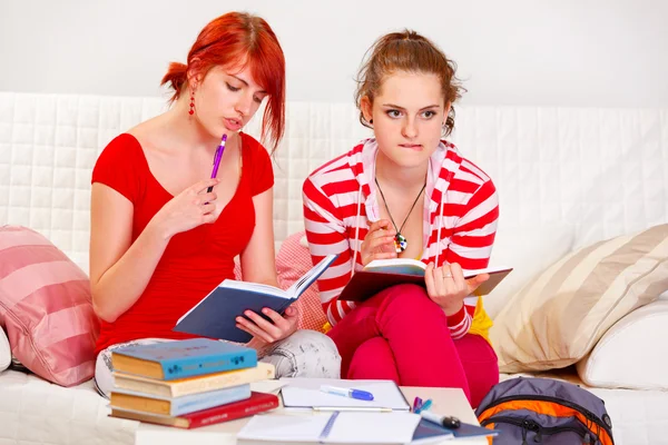Två tankeväckande flickvänner studera — Stockfoto
