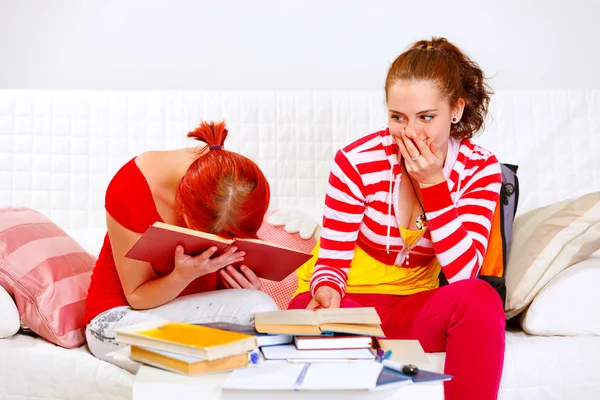 Twee vriendinnen moe terwijl het bestuderen van thuis — Stockfoto