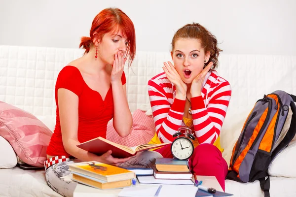 Duas namoradas estudando chocado porque ficar sem tempo — Fotografia de Stock