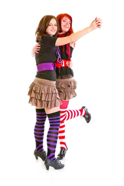 Zwei fröhliche junge Freundinnen tanzen zum Spaß — Stockfoto