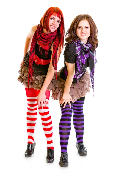 Zwei junge Freundinnen posieren zusammen — Stockfoto