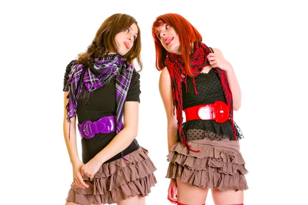 Duas adolescentes engraçadas mostrando línguas — Fotografia de Stock