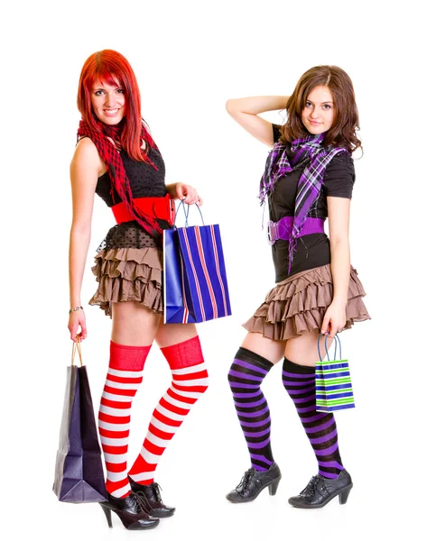 Duas jovens namoradas satisfeitas de pé com sacos de compras nas mãos — Fotografia de Stock