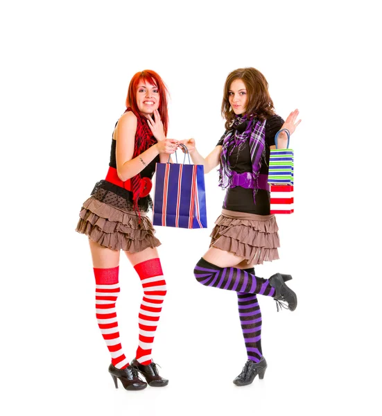 Zufriedene Teenie-Mädchen mit Einkaufstüten, die ihrer glücklichen Freundin eine geben — Stockfoto