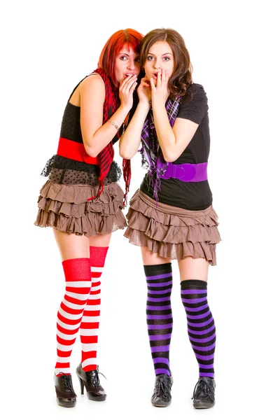 Två unga förvånad flickvänner står tillsammans — Stockfoto