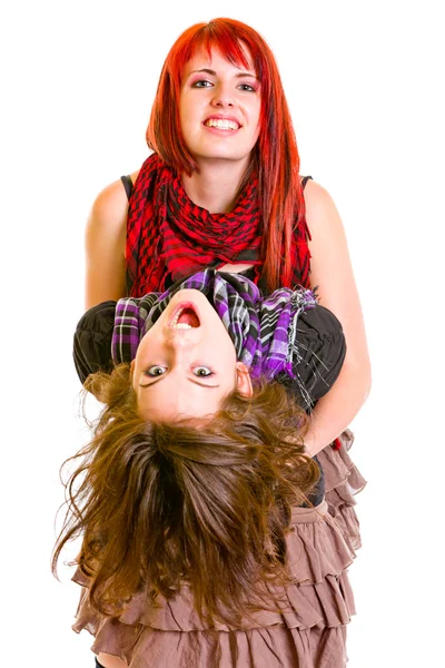 Twee jaunty jonge meisjes grappige omarmen — Stockfoto